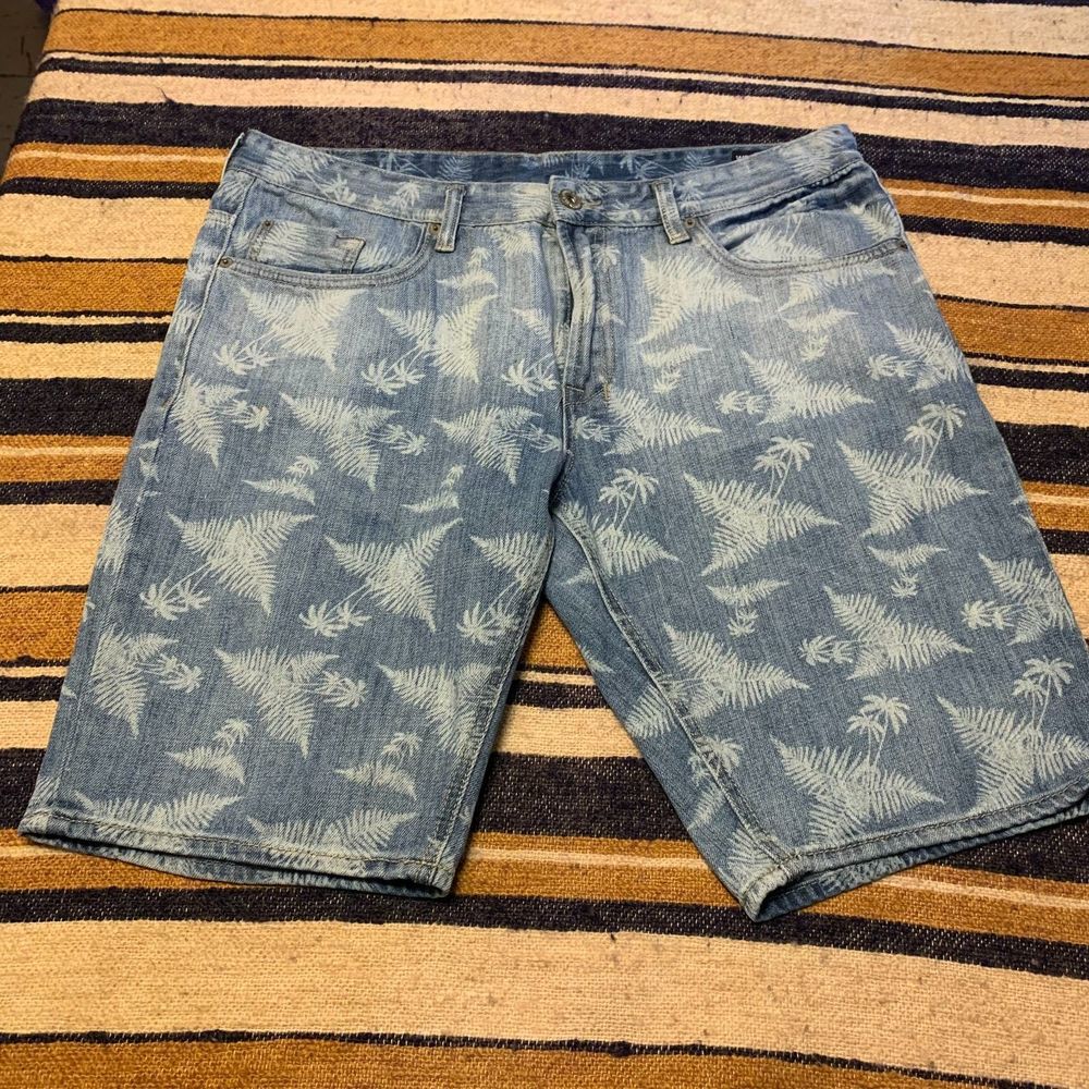 Buffalo David Britton Denim Jean Shorts Tropical Print Fern Sz 36 Bermuda